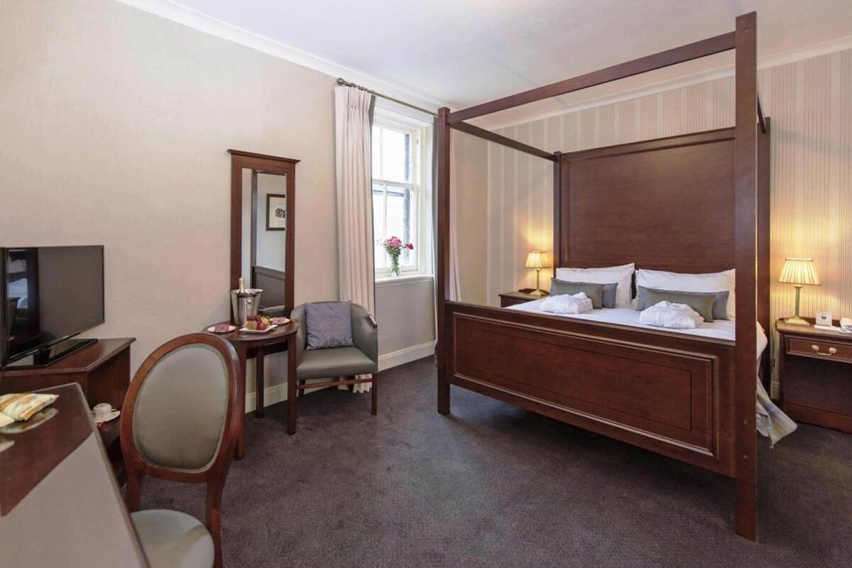 Escritorio, tabla de planchar con plancha, wifi gratis y ropa de cama