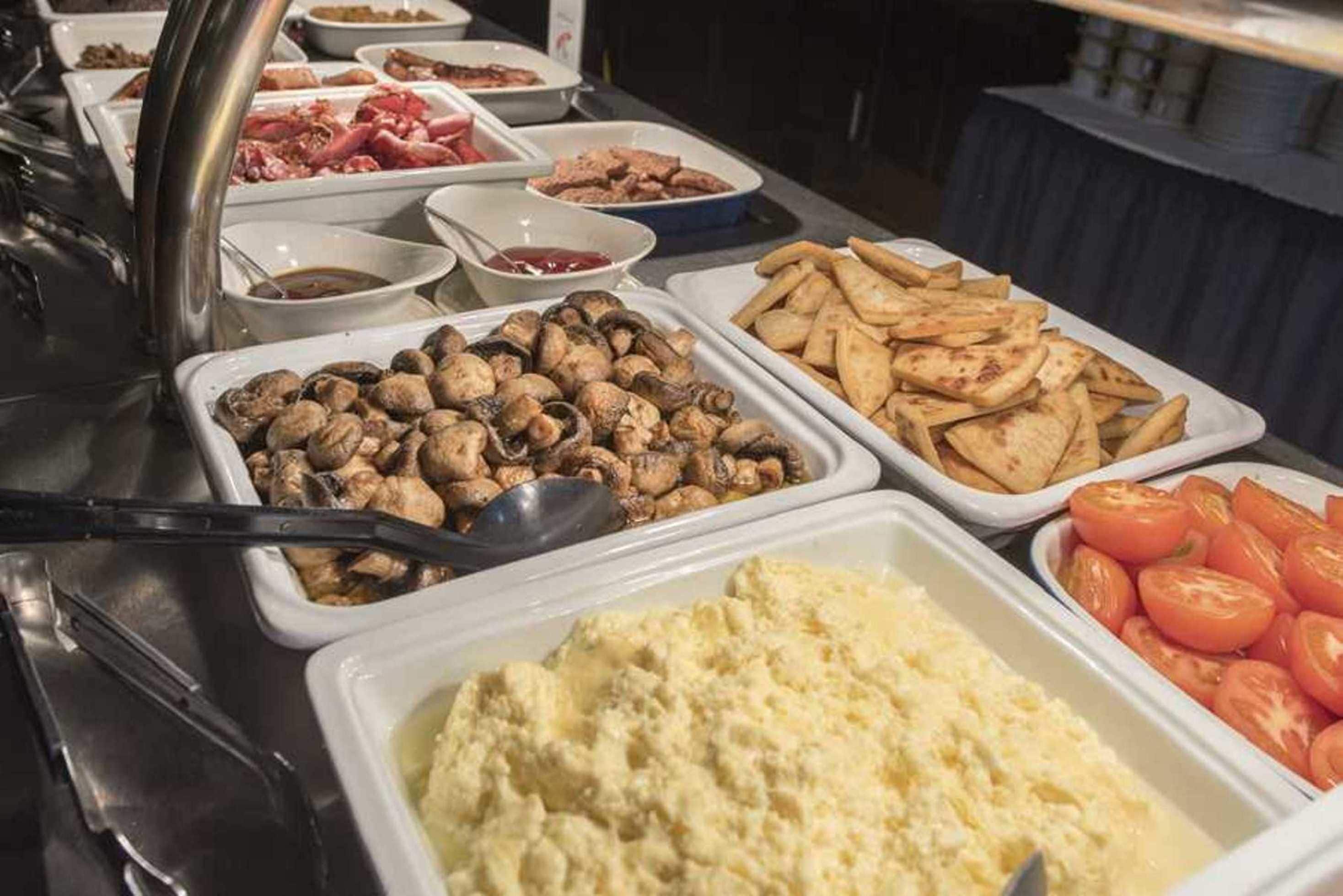 Full breakfast for a fee on weekdays
