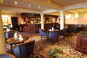 2 Bars/Lounges