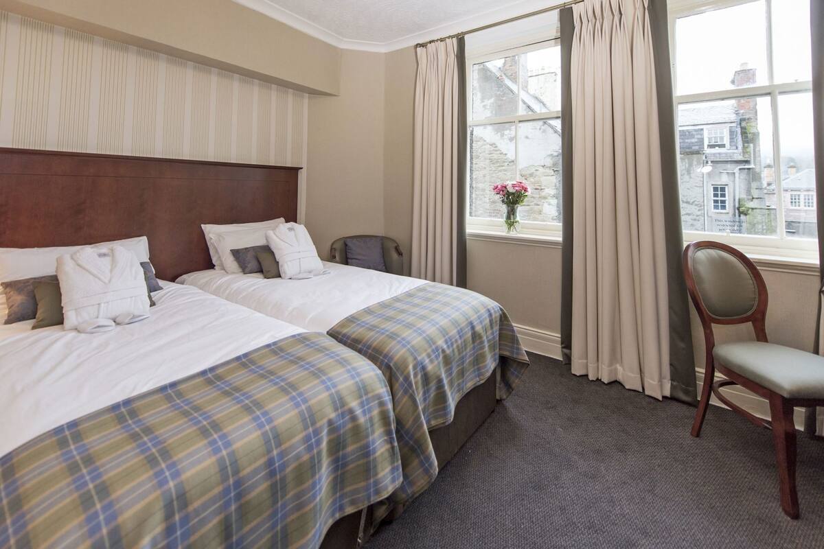 Escritorio, tabla de planchar con plancha, wifi gratis y ropa de cama