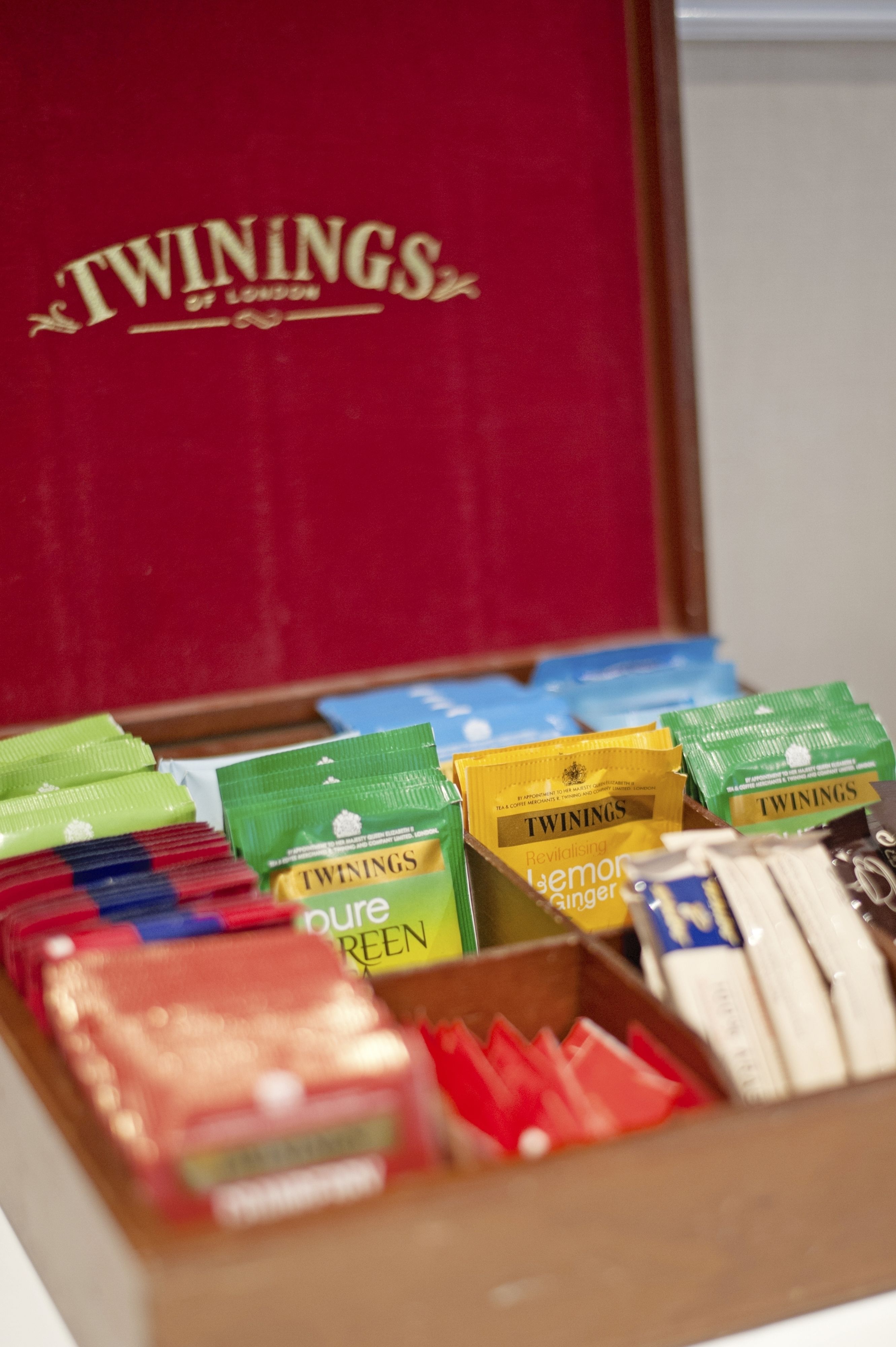 Una caixa de te Twinings amb diferents sabors.