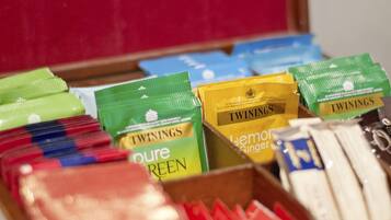 Una caixa de te Twinings amb diferents sabors.