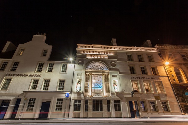 Fachada de la propiedad por la tarde o noche