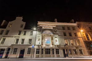 Façade de l’hébergement - soirée/nuit