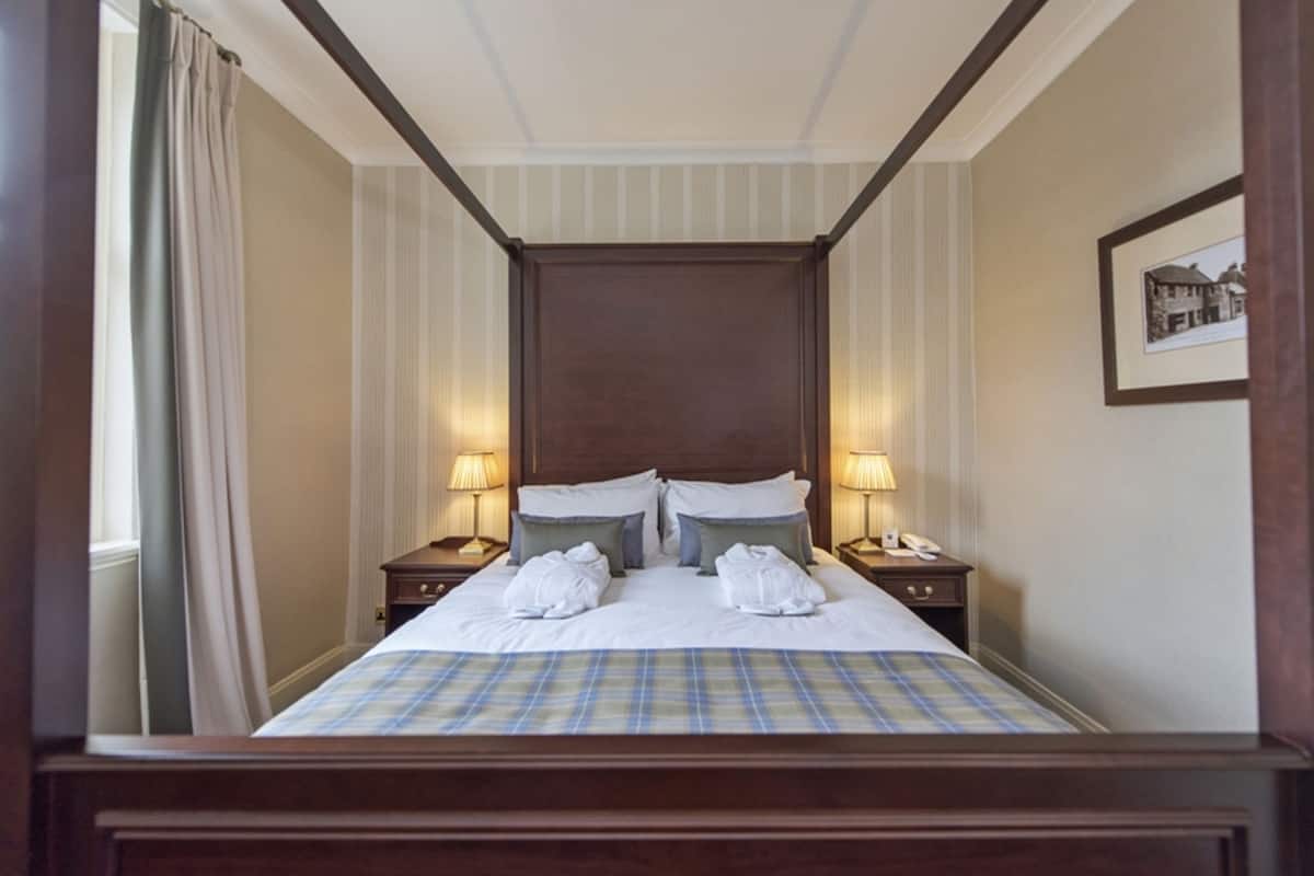 Four Poster Room | Desk, iron/ironing board, free WiFi, bed sheets