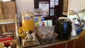 Desayuno completo (con cargo) los días de semana