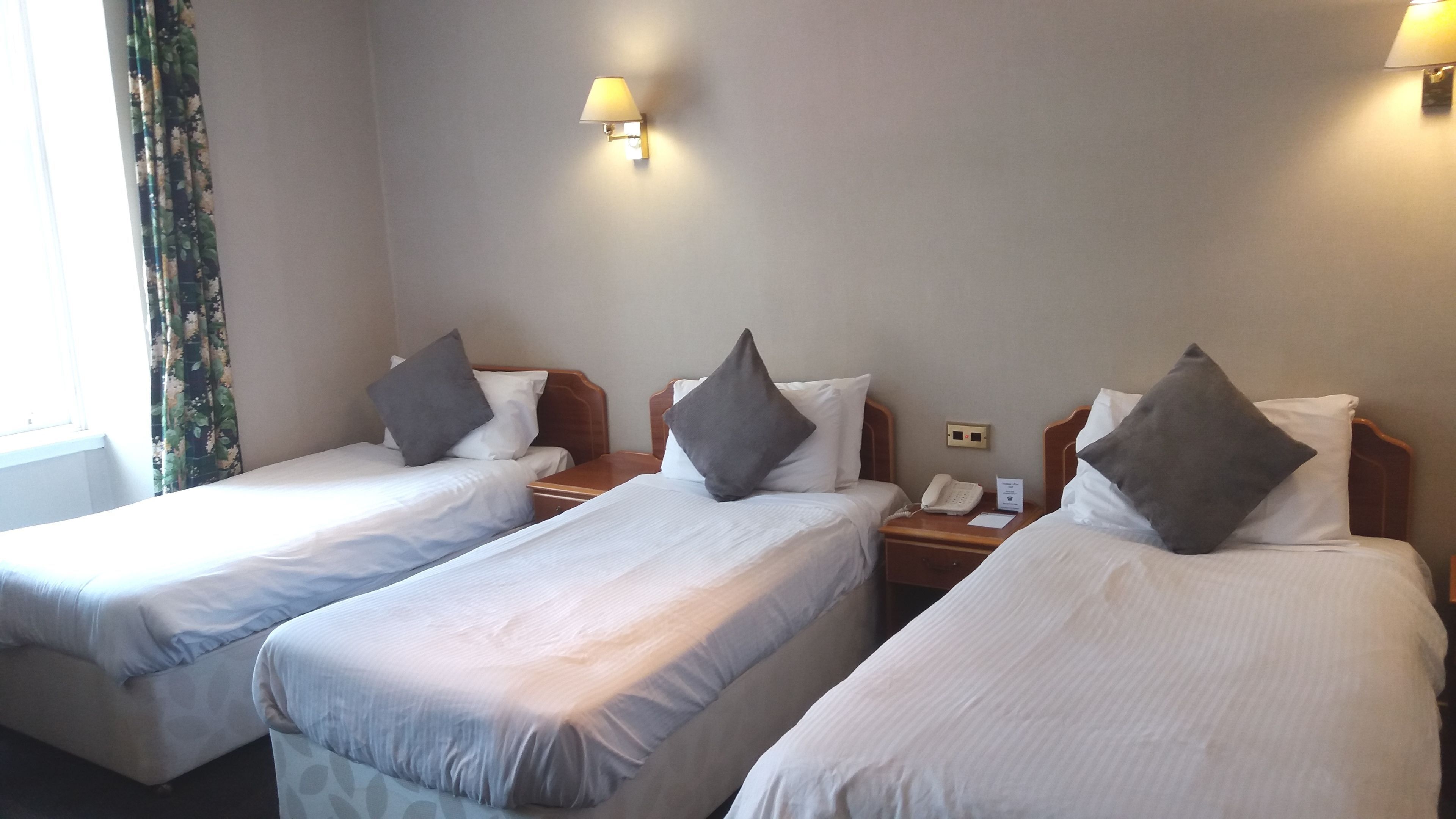 Escritorio, tabla de planchar con plancha, wifi gratis y ropa de cama 