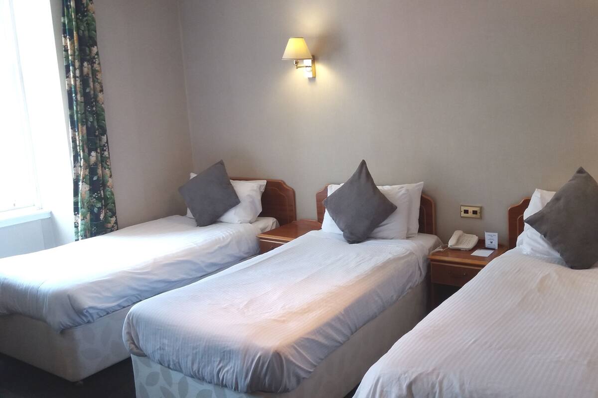 Escritorio, tabla de planchar con plancha, wifi gratis y ropa de cama