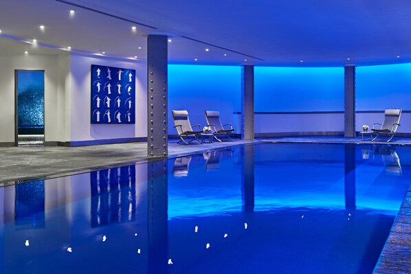 Indoor pool, sun loungers