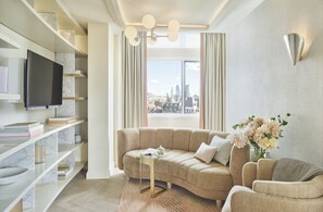 Frette Italian sheets, premium bedding, minibar, in-room safe - One Aldwych (London)