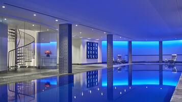 Alberca techada, acceso de 06:00 a 22:00, y camastros