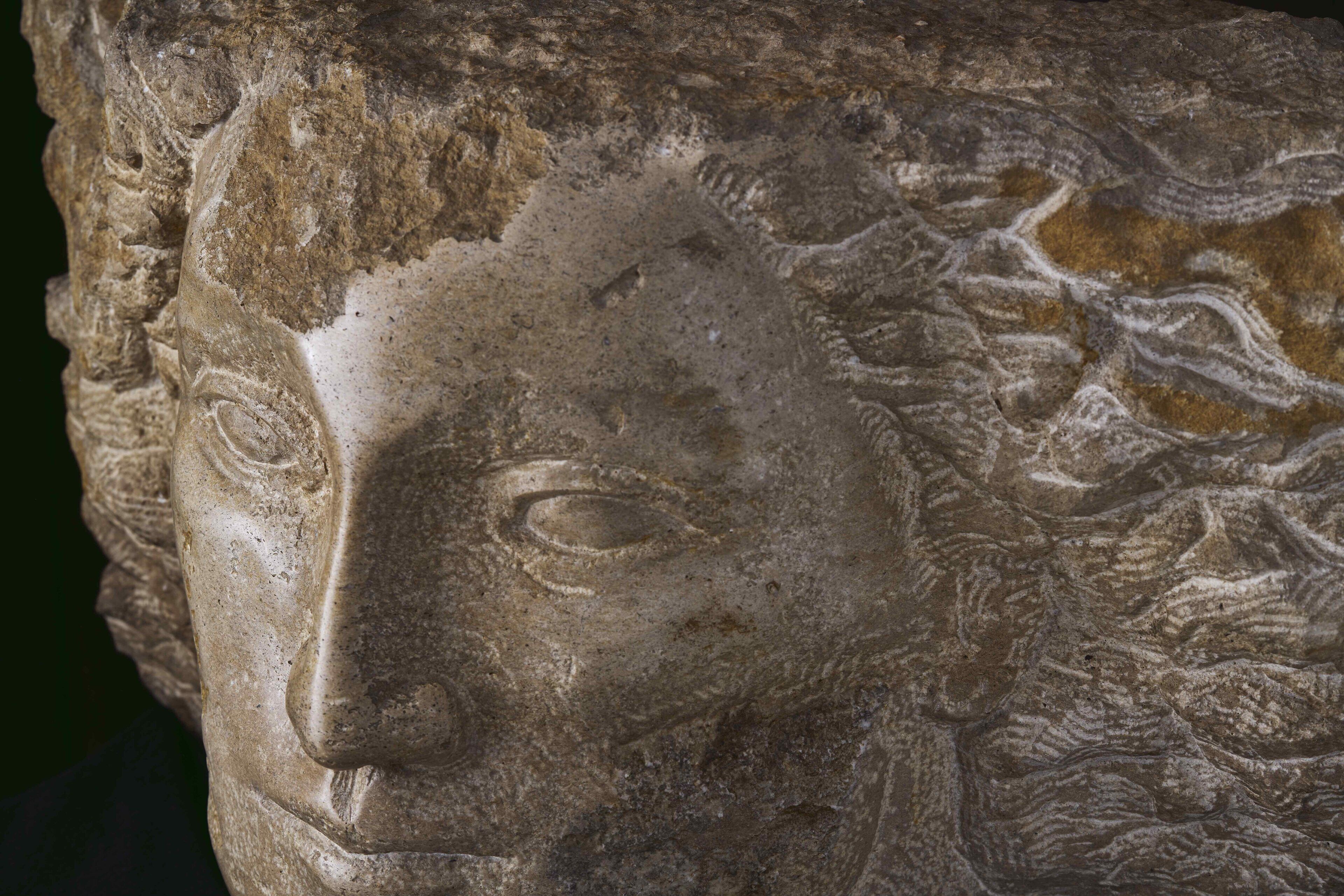 Una escultura de piedra con tallas intrincadas.