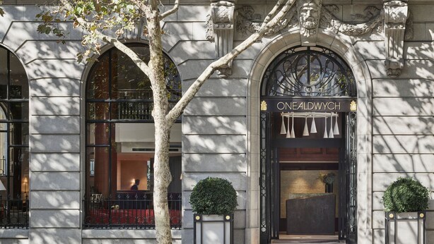 Entrada de un edificio con un letrero que dice 'ONEALDWYCH'.