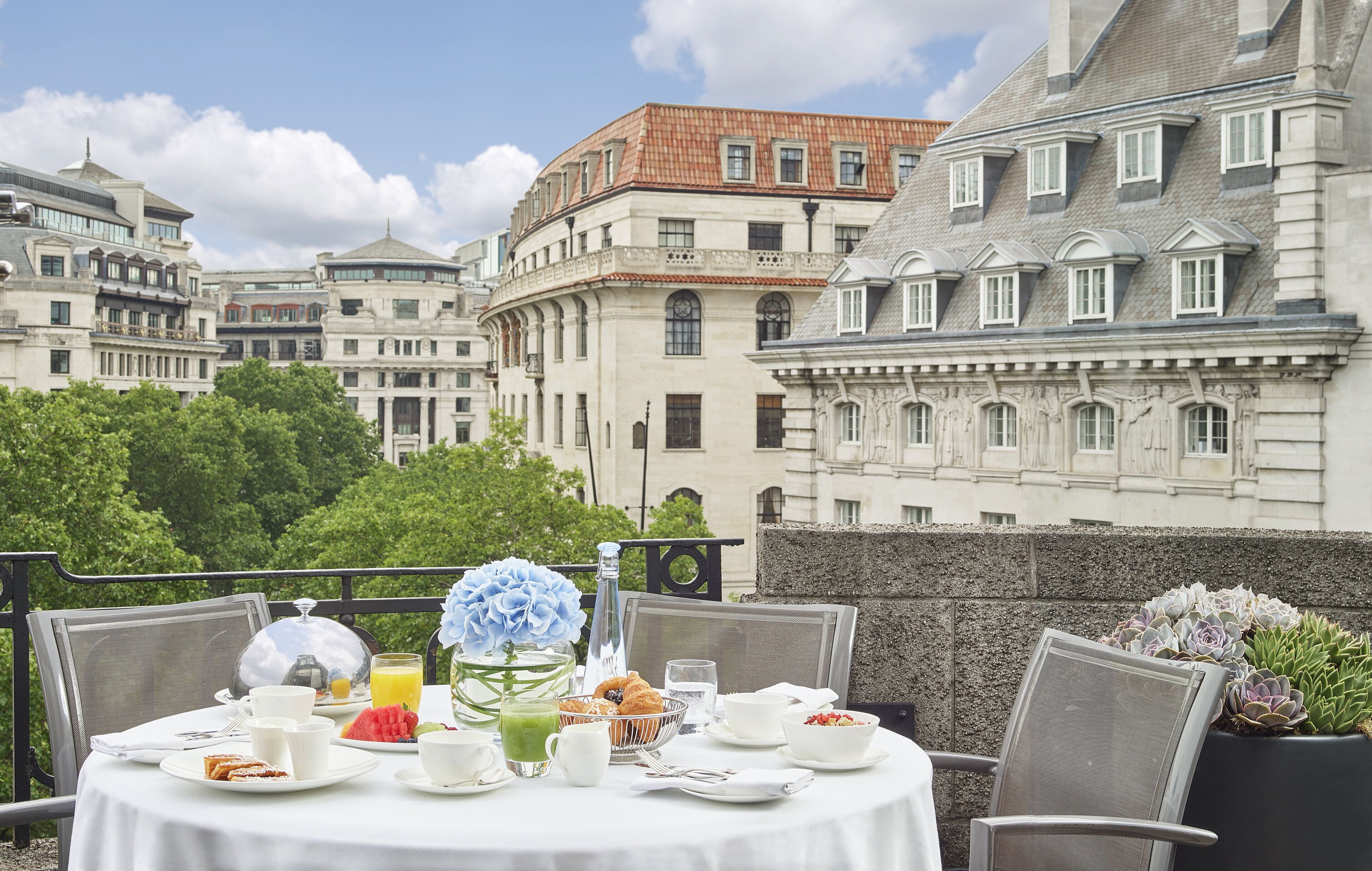 意大利 Frette 床单、高档床上用品、迷你吧、客房内保险箱