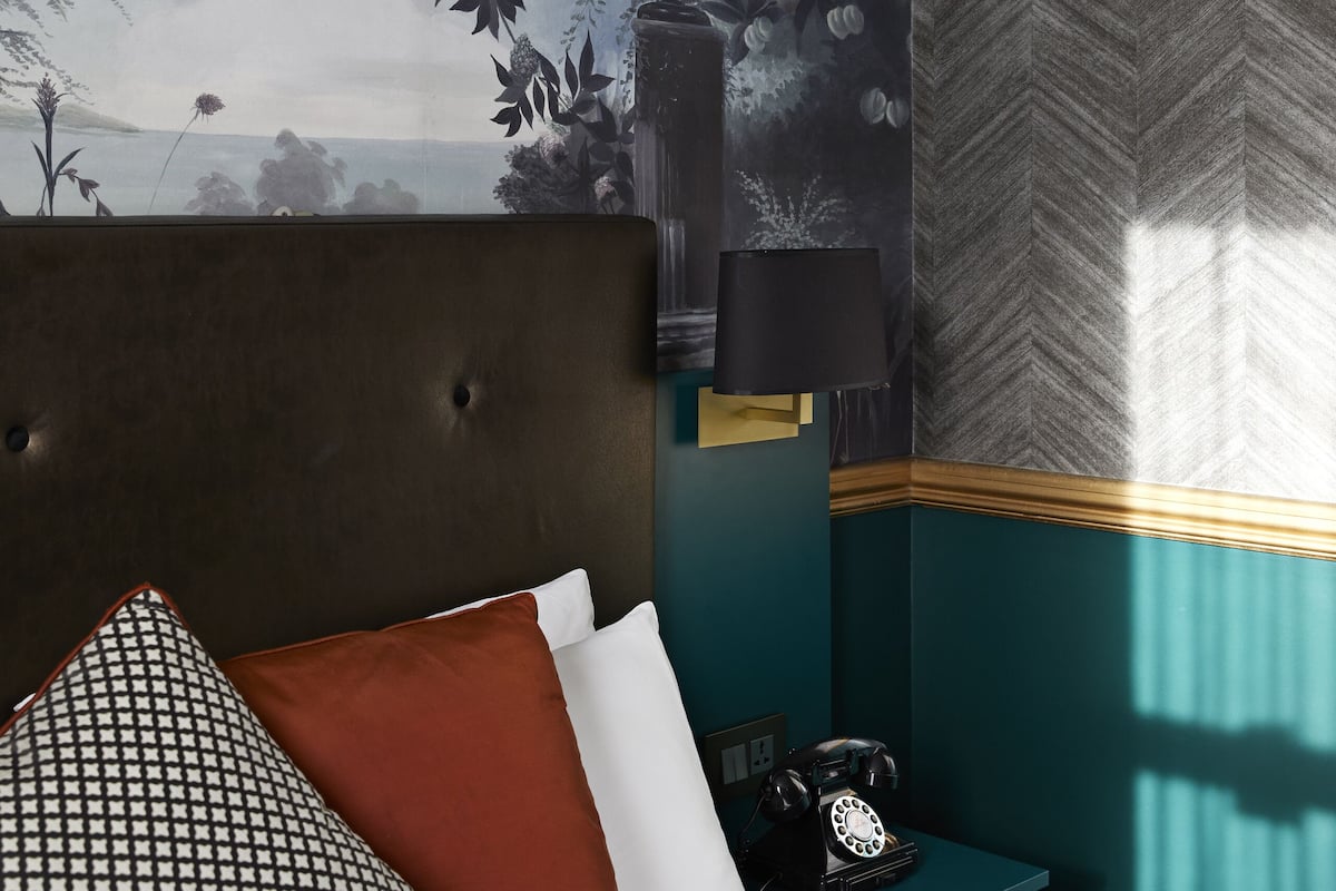 ملاءات من القطن المصري وخزنة داخل الغرفة ومكتب وستائر تعتيم