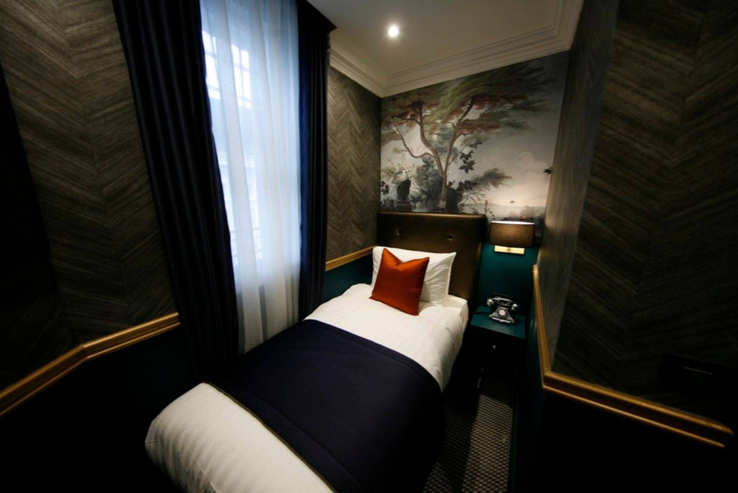 Egyptian cotton sheets, in-room safe, desk, blackout drapes