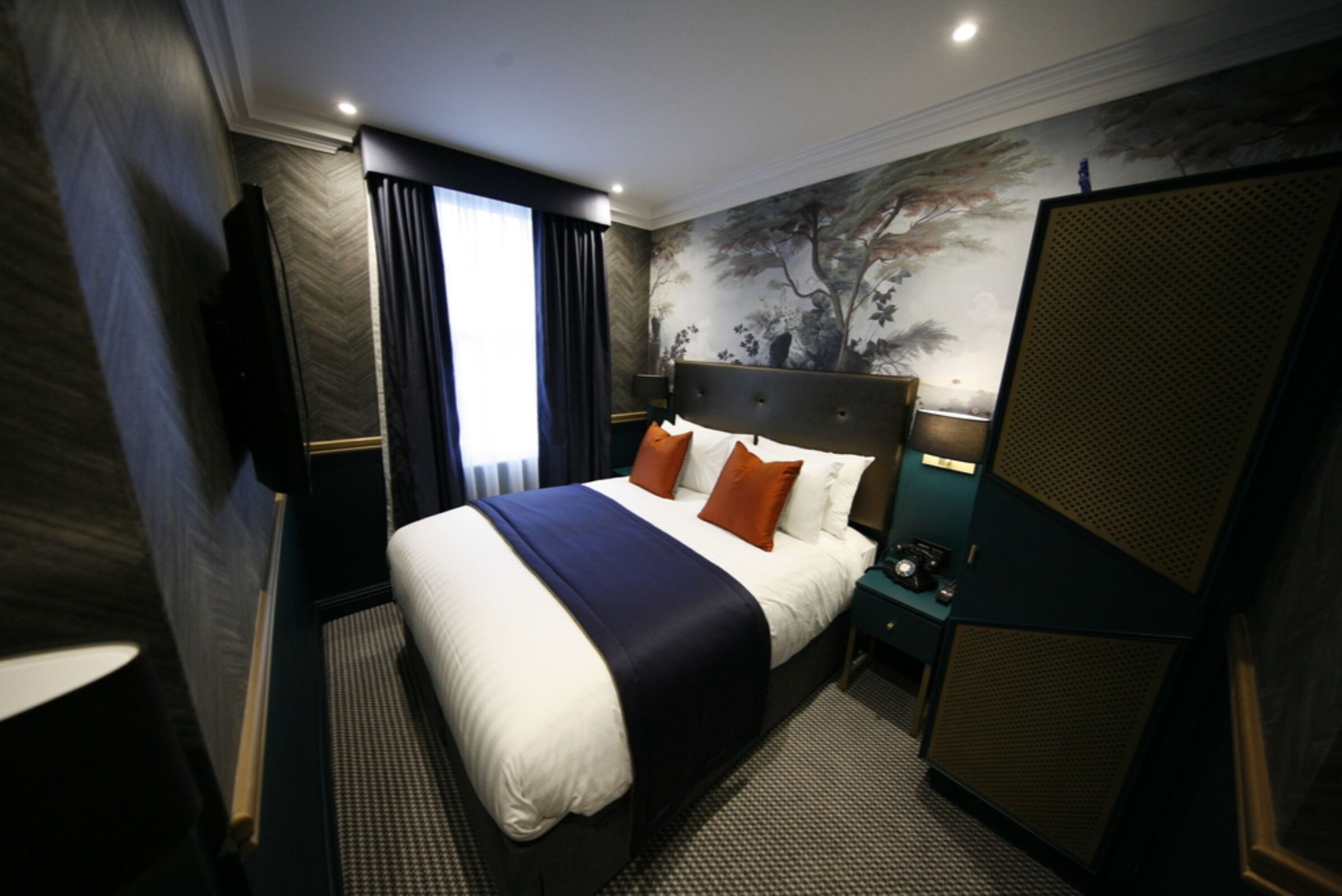 Egyptian cotton sheets, in-room safe, desk, blackout drapes
