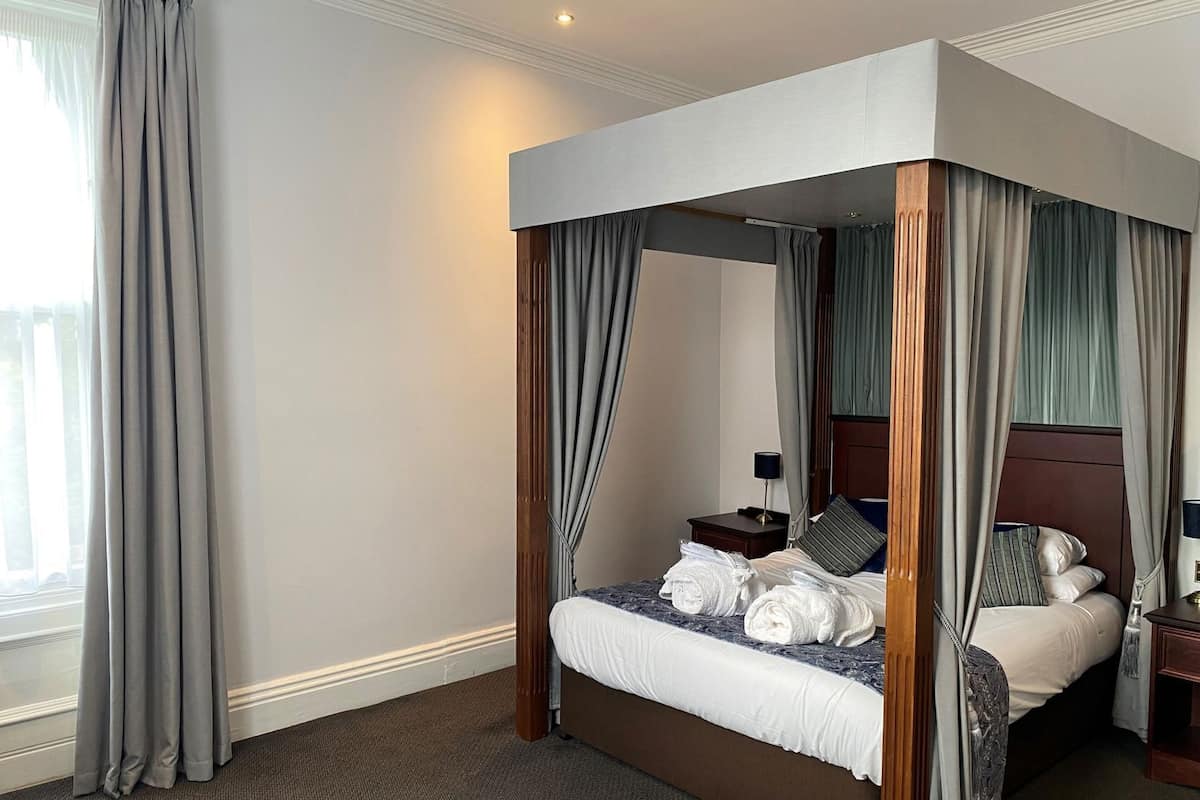 Skrivbord, strykjärn/strykbräda, gratis wi-fi och sängkläder