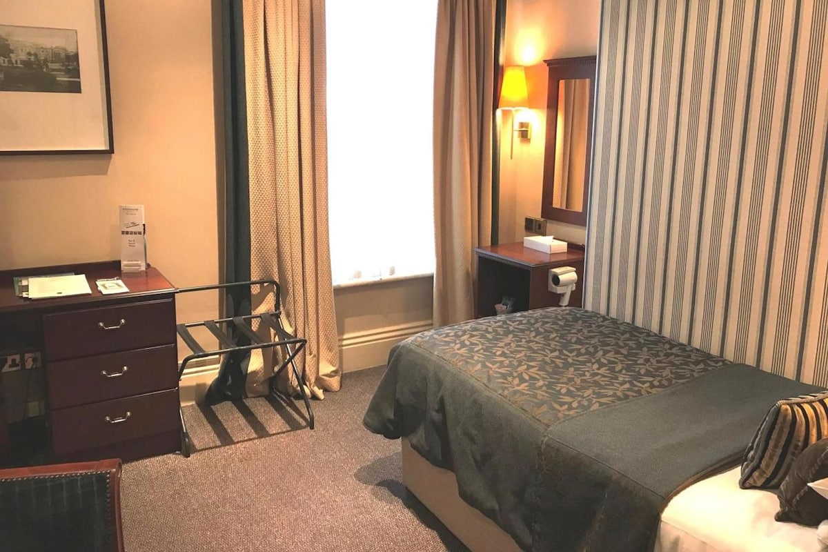 Desk, iron/ironing board (on request), WiFi (free), bed sheets