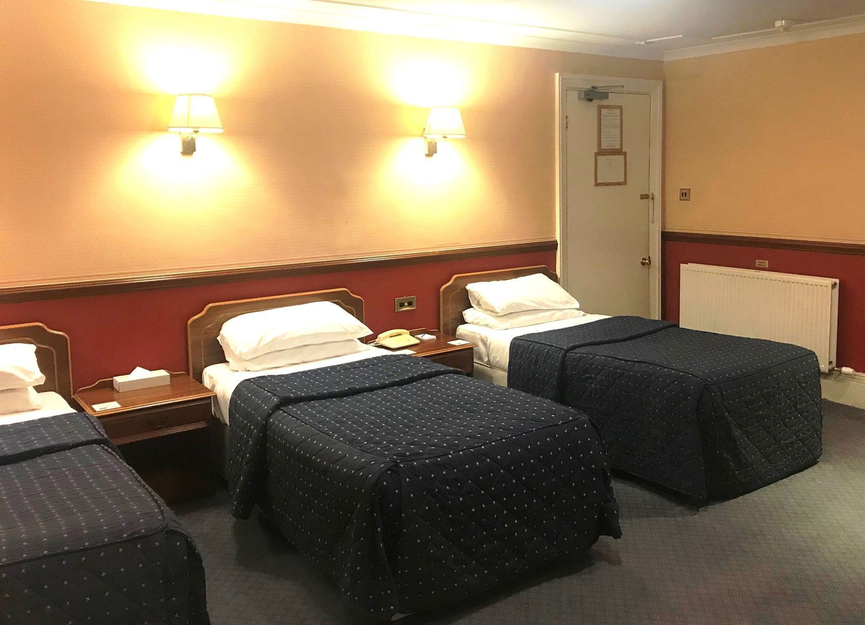 Meja kerja, setrika/meja setrika, Wi-Fi gratis, dan seprai linen