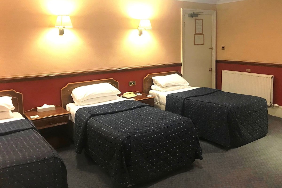 Skrivbord, strykjärn/strykbräda, gratis wi-fi och sängkläder