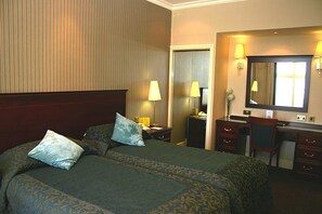 Desk, iron/ironing board, free WiFi, bed sheets - Cairn Hotel (Harrogate)