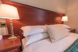 Escritorio, tabla de planchar con plancha, wifi gratis y ropa de cama