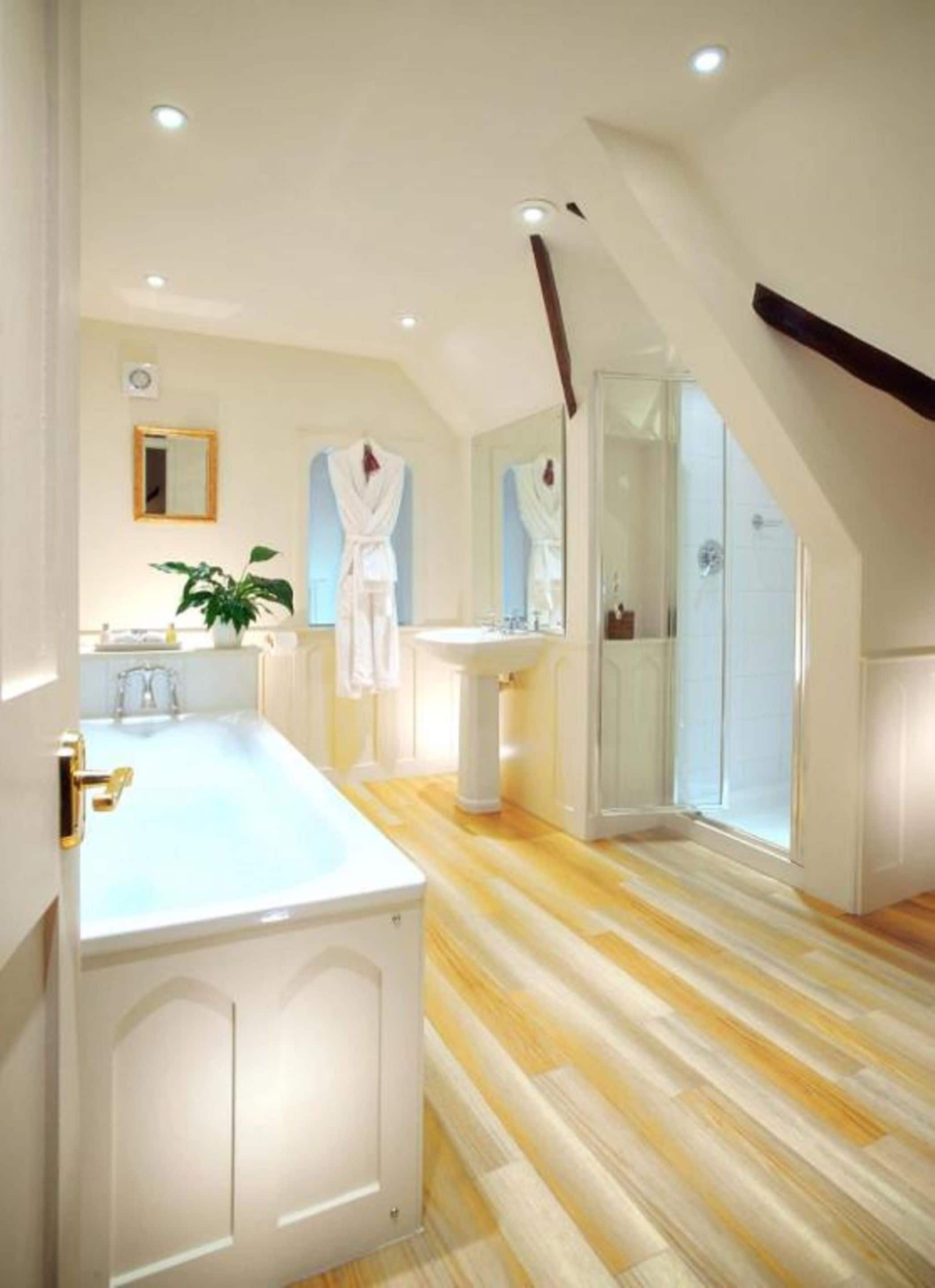 classic double or twin room | bathroom | combined shower/bathtub, designer toiletries, hair dryer, bathrobes