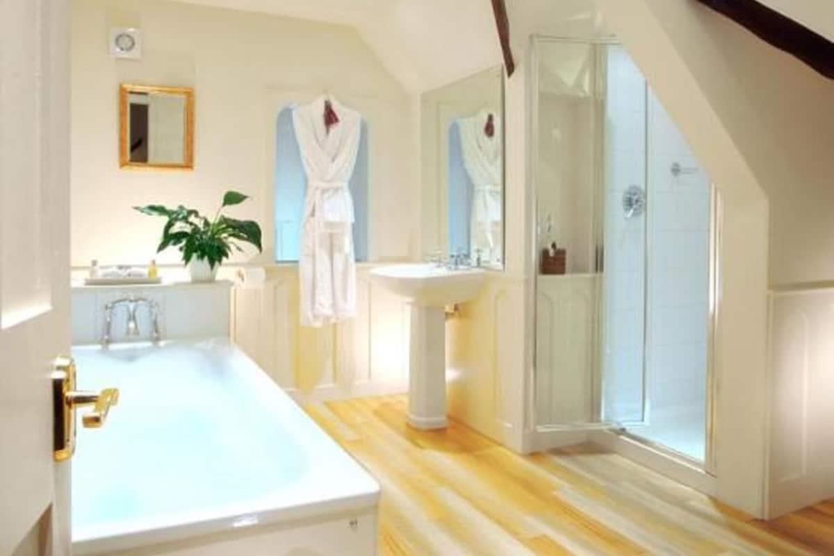 classic double or twin room | bathroom | combined shower/bathtub, designer toiletries, hair dryer, bathrobes