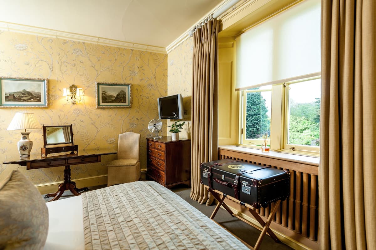 Hypo-allergenic bedding, in-room safe, individually decorated