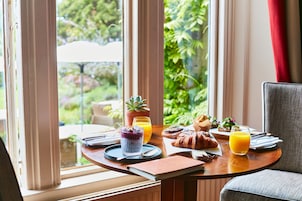 Daily full breakfast (GBP 25 per person)