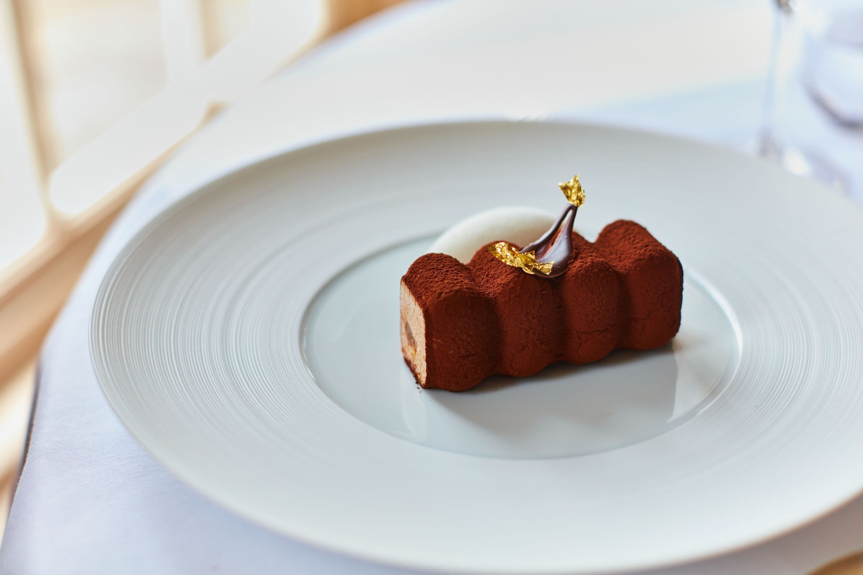 Postre sobre un plat blanc.