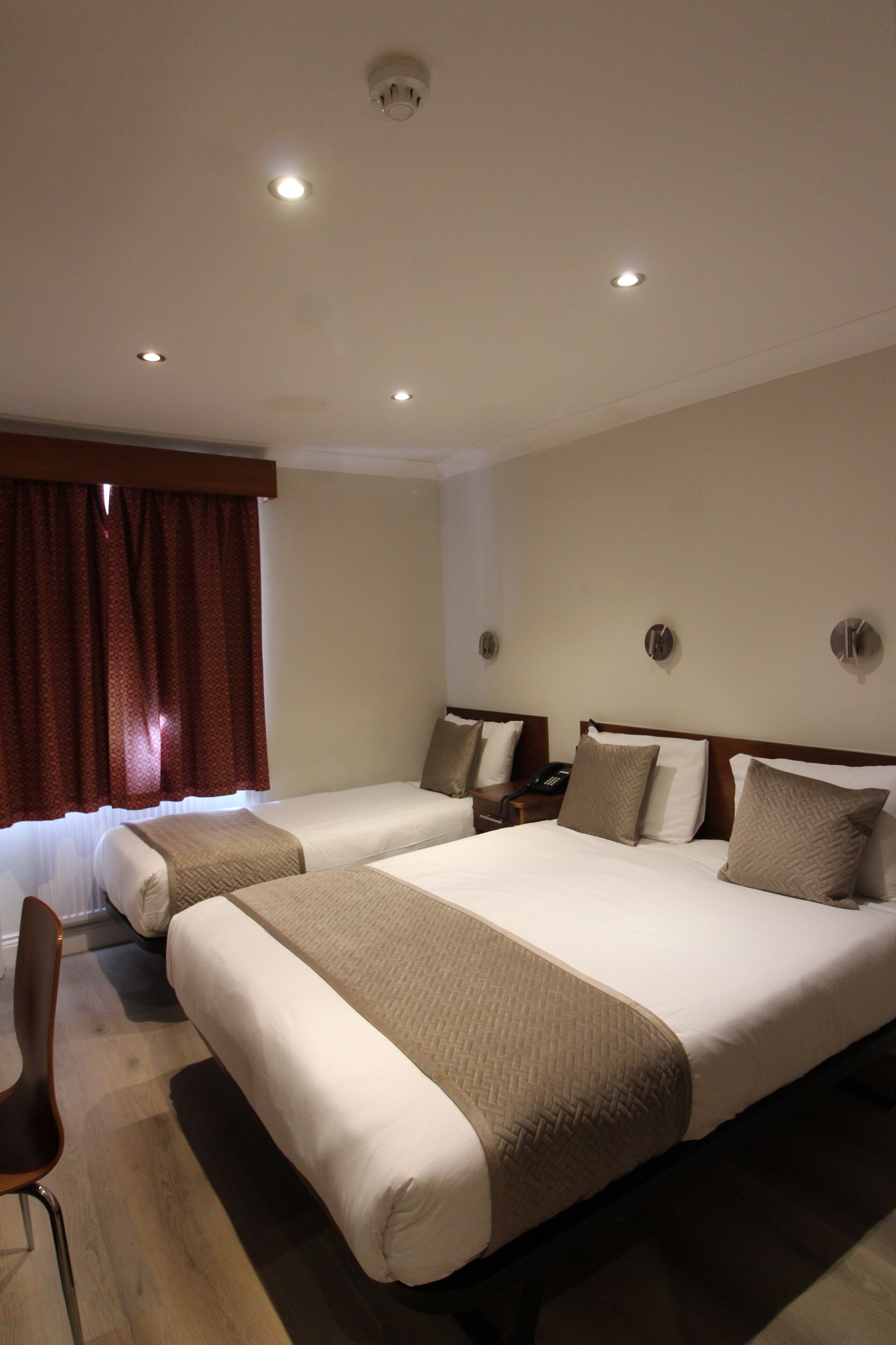 Triple Room | In-room safe, iron/ironing board, free WiFi, bed sheets
