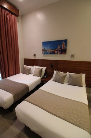 Quadruple Room | In-room safe, iron/ironing board, free WiFi, bed sheets