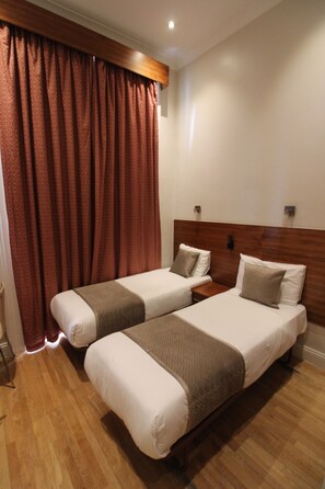 トリプルルーム | セーフティボックス (室内)、アイロン / アイロン台、WiFi (無料)、ベッドシーツ