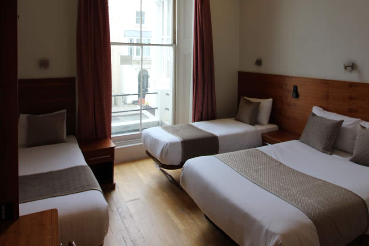 Quadruple Room | Peti besi dalam bilik, seterika/papan seterika, Wi-fi percuma