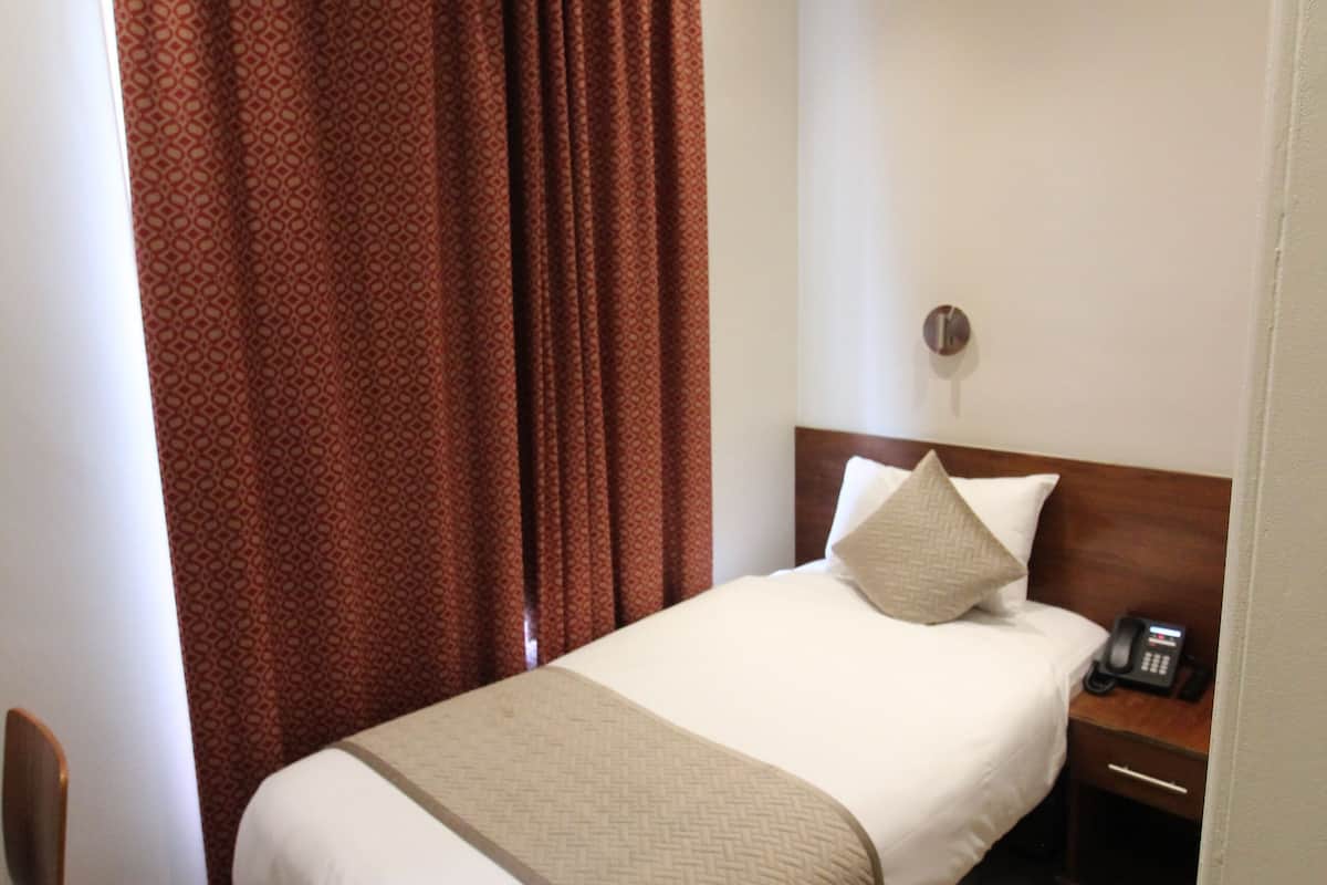 Single Room | Iron/ironing board, free WiFi, bed sheets