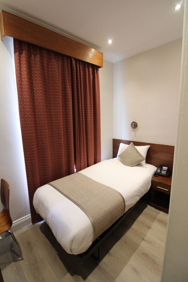 シングルルーム | セーフティボックス (室内)、アイロン / アイロン台、WiFi (無料)、ベッドシーツ