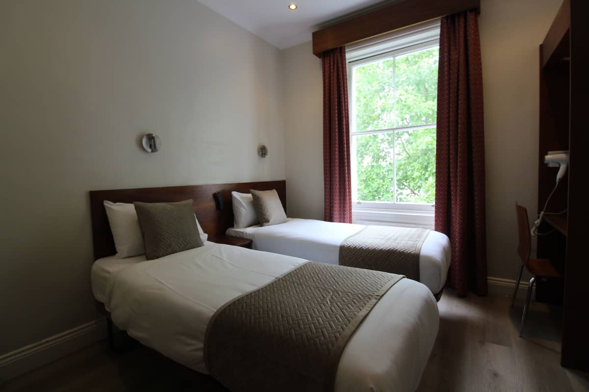 Chambre avec lits jumeaux | Fer et planche Ă repasser, Wi-Fi gratuit, draps fournis