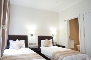 Habitación con 2 camas individuales | Caja de seguridad en la habitación y tabla de planchar con plancha 