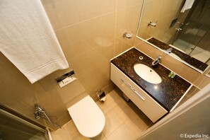 Single Room | Bathroom | Shower, rainfall showerhead, free toiletries, hair dryer