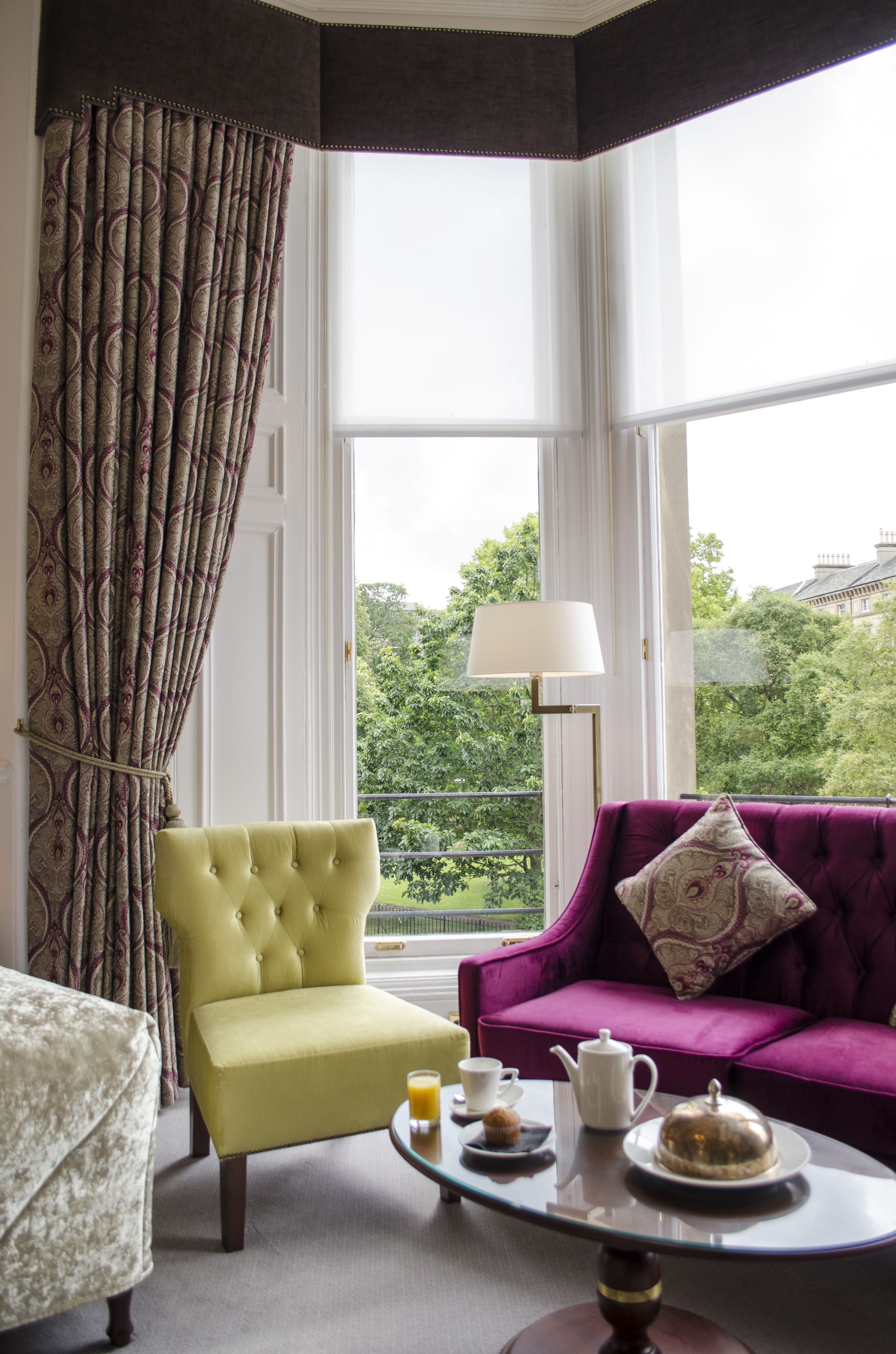 Deluxe tweepersoonskamer | Luxe beddengoed, een minibar, een kluis op de kamer, een bureau