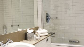 Une salle de bain moderne avec une douche à parois de verre, un lavabo blanc et des toilettes.