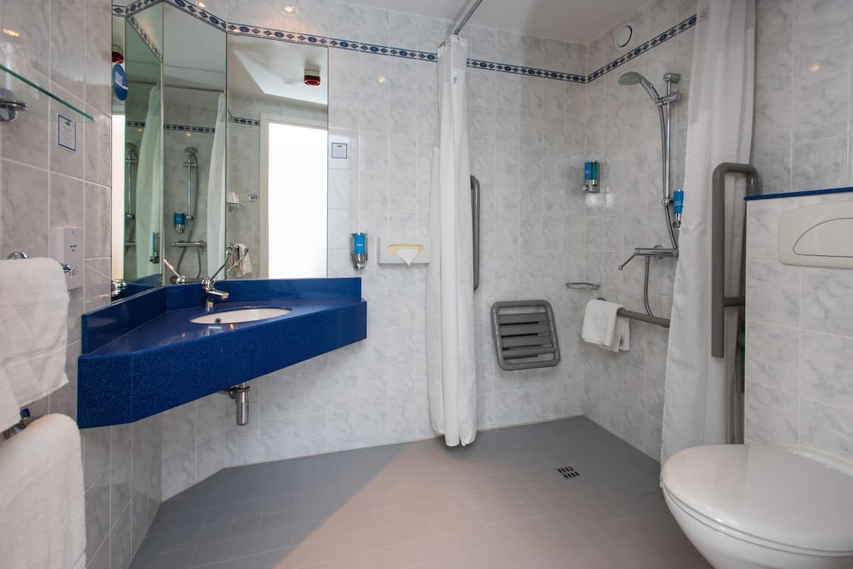 room, 1 double bed, accessible (with free hot breakfast) | bathroom | shower, free toiletries, hair dryer, towels