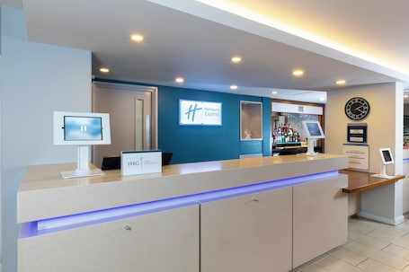 Reception. Holiday Inn Express Birmingham - Oldbury by IHG