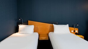 Standard Room, 2 Twin Beds (with Free Hot Breakfast) | Desk, laptop workspace, blackout drapes, iron/ironing board - Holiday Inn Express Birmingham - Oldbury by IHG (Oldbury)