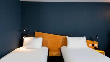 Standard-herbergi - 2 einbreið rúm (with Free Hot Breakfast) | Skrifborð, vinnuaðstaða fyrir fartölvur, myrkratjöld/-gardínur