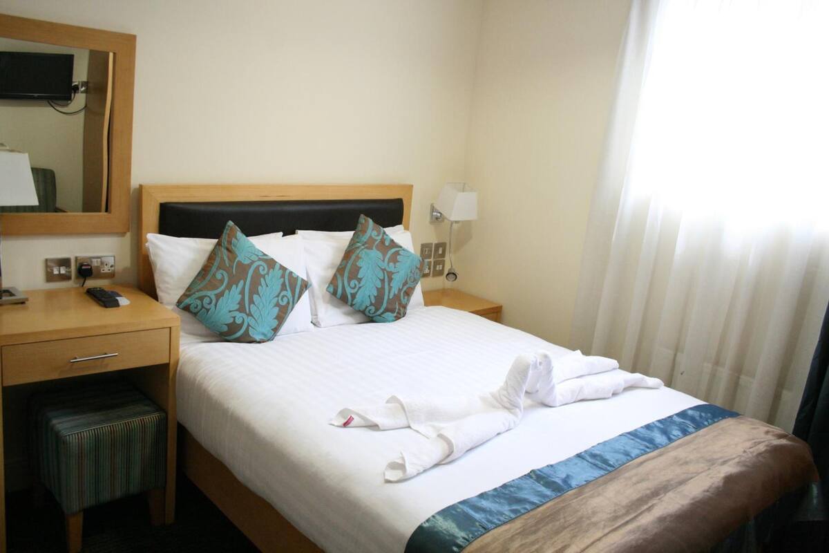 Superior Double Room, 1 King Bed | WiFi, alarm clocks