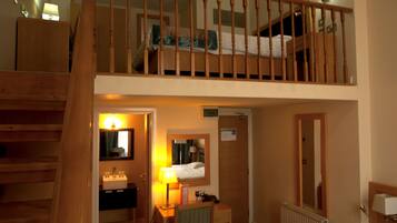 Junior Suite | Living area | Flat-screen TV, pay movies