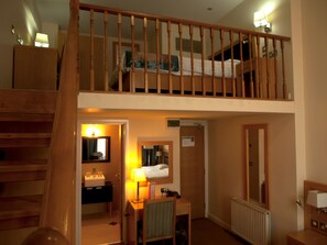 Junior suite | Woonruimte | Een flatscreentelevisie en betaalfilms